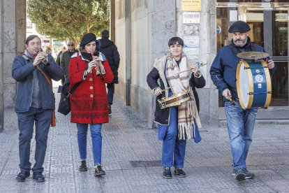Instante del pasacalles celebrado con motivo del Día del Dulzainero