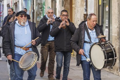 Instante del pasacalles celebrado con motivo del Día del Dulzainero