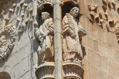 Detalle de la torre campanario diseñada por artista Diego de Siloe y ejecutada por el maestro cantero Juan de Salas.