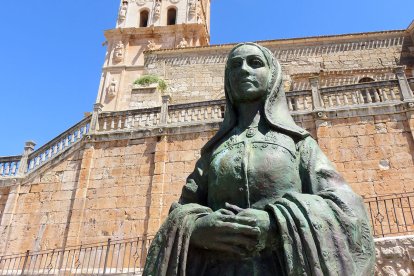 Escultura en homenaje a Juana de Castilla, inaugurada en 2014.