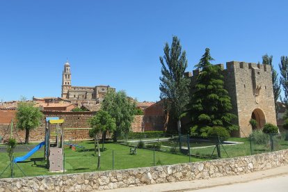 Parque infantil junto al arco de la Vega.