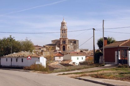 Imagen del tempo de Nuestra Señora de la Asunción desde las afueras de la localidad.