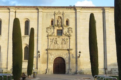 Portada del edificio, obra del escultor burgalés Diego Guillén.