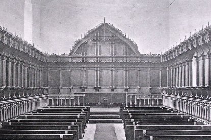 La capilla del colegio, luego cátedra de Dibujo, luego salón de actos (hoy), donde está la sillería del convento de Vileña (trasladada en 1871).
