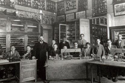 Gabinete de Historia Natural con el catedrático José López de Zuazo; inicios del XX.