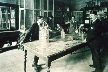 Gabinete de Física y Química con catedrático Cándido Aguilar.