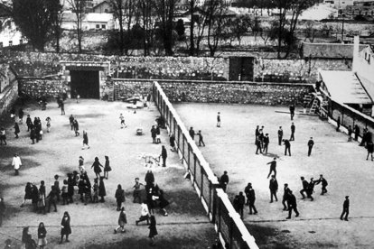 Chicos y chicas separados en el patio en una imagen de entre 1963 y 1967.