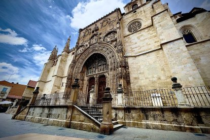 Portada de la iglesia de Santa María de Aranda de Duero.