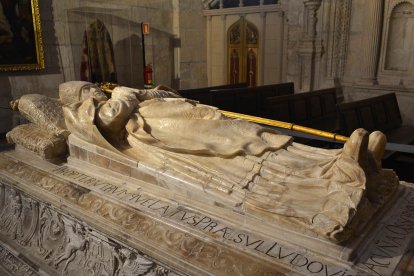 Sepulcro del obispo Luis de Acuña, obra de Diego de Siloe.