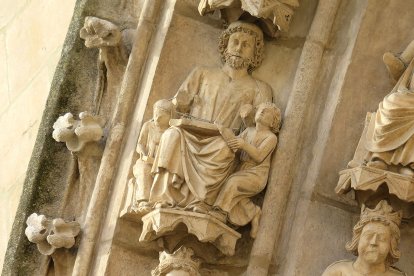 Escultura de la puerta del Sarmental de la Catedral de Burgos donde un maestro enseña geometría a sus alumnos.
