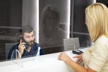 Debes acudir a una oficina privada y hablar con gestores especializados, lejos de las colas de ventanilla.