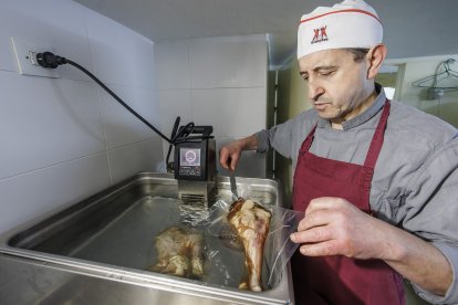 Miguel Ángel González extrae unas piezas de cordero del roner.