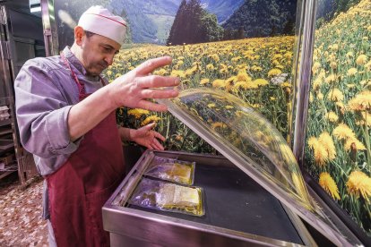 Uno de los productos que tiene todo el año es el bacalao en salsa que elabora con estas técnicas de cocina.