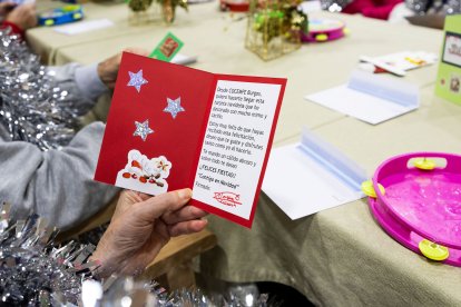 Cada postal de Cocemfe Burgos incluye la firma de la persona encargada de su diseño.
