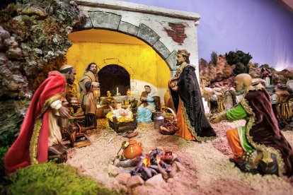 Fernando Gutiérrez y su padre muestran algunas de las piezas de su colección de 250 belenes, reunida a lo largo de los años y expuesta cada Navidad en un cuidado montaje familiar.