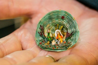 Fernando Gutiérrez y su padre muestran algunas de las piezas de su colección de 250 belenes, reunida a lo largo de los años y expuesta cada Navidad en un cuidado montaje familiar.