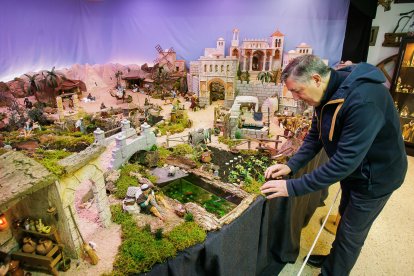 Fernando Gutiérrez y su padre muestran algunas de las piezas de su colección de 250 belenes, reunida a lo largo de los años y expuesta cada Navidad en un cuidado montaje familiar.
