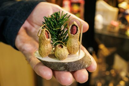 Fernando Gutiérrez y su padre muestran algunas de las piezas de su colección de 250 belenes, reunida a lo largo de los años y expuesta cada Navidad en un cuidado montaje familiar.