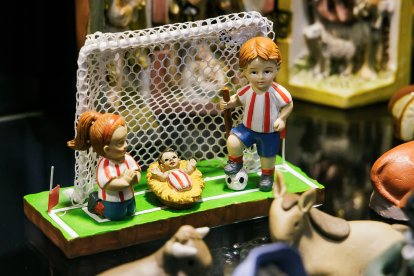 Fernando Gutiérrez y su padre muestran algunas de las piezas de su colección de 250 belenes, reunida a lo largo de los años y expuesta cada Navidad en un cuidado montaje familiar.