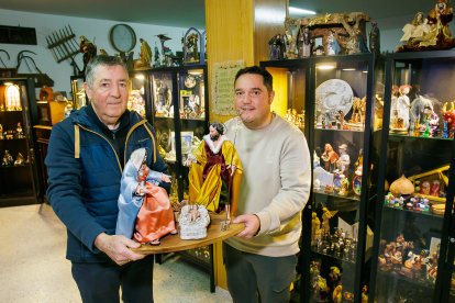 Fernando Gutiérrez y su padre muestran algunas de las piezas de su colección de 250 belenes, reunida a lo largo de los años y expuesta cada Navidad en un cuidado montaje familiar.