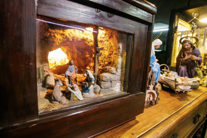 Fernando Gutiérrez y su padre muestran algunas de las piezas de su colección de 250 belenes, reunida a lo largo de los años y expuesta cada Navidad en un cuidado montaje familiar.