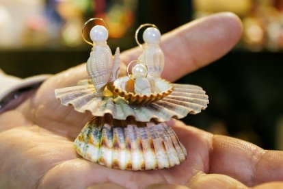 Fernando Gutiérrez y su padre muestran algunas de las piezas de su colección de 250 belenes, reunida a lo largo de los años y expuesta cada Navidad en un cuidado montaje familiar.