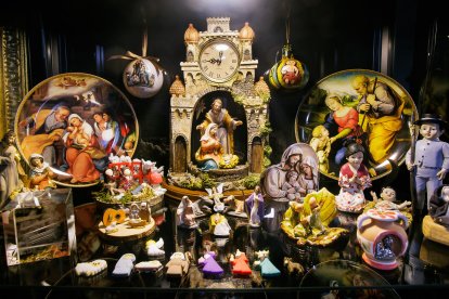 Fernando Gutiérrez y su padre muestran algunas de las piezas de su colección de 250 belenes, reunida a lo largo de los años y expuesta cada Navidad en un cuidado montaje familiar.