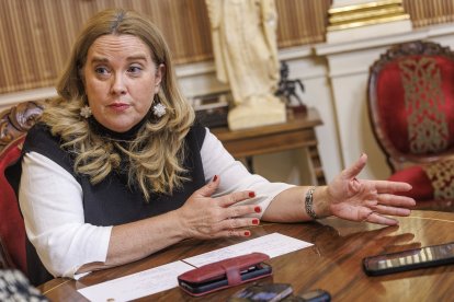 La alcaldesa de Burgos, Cristina Ayala, durante la entrevista concedida a El Correo de Burgos.