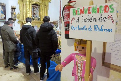Una figura gigante de Playmobil recibe a los visitantes.