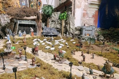 Camino del portal están los Reyes Magos y los pastores con su ganado.