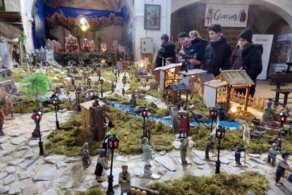 Los visitantes disfrutan de cada detalle del belén monumental.