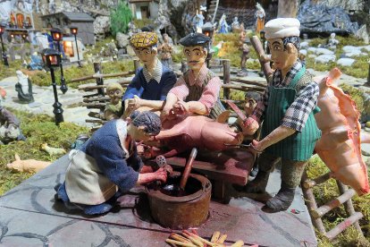 Cuatro lugareños, en plena matanza del cerdo.