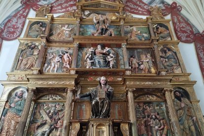 Otra obra que admirar en la iglesia durante la visita: el retablo mayor de Juan de Esparza (1575).