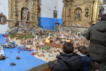 Los más pequeños no se separan del belén de Playmobil.