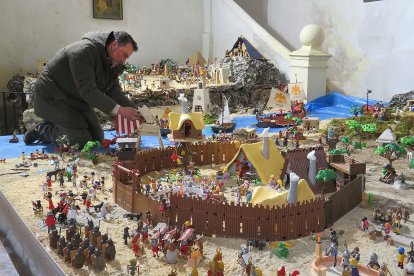 Roberto Castro, en varias jornadas de trabajo, montó el belén de Playmobil.