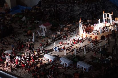 Un rayo de sol ilumina el belén de Playmobil.