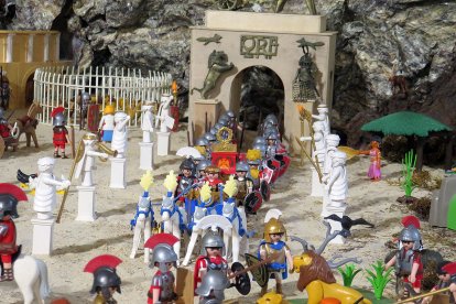 Soldados romanos desfilan desde el arco de triunfo.