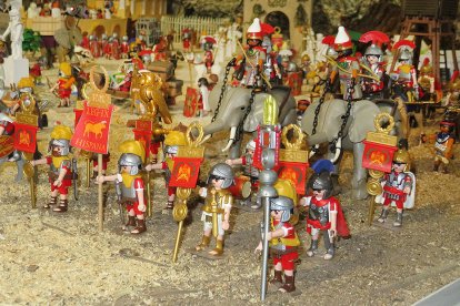 También un par de elefantes desfilan junto a las legiones romanas.