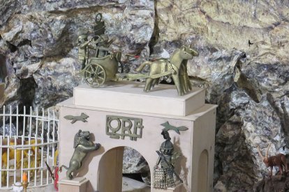 Detalle del arco de triunfo con las iniciales de la localidad: QRF.