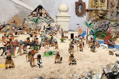 El pueblo egipcio también tiene su espacio junto a la escalera del coro.