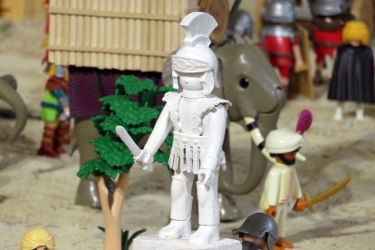 Una figura curiosa del belén de Playmobil: un airgamboy convertido es estatua.