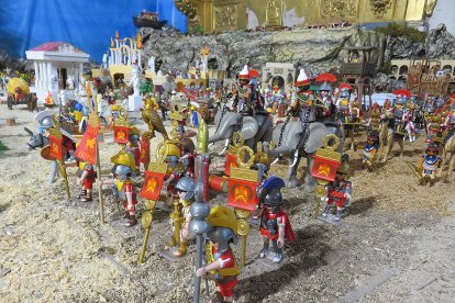 Una legión romana desfila por el belén de Playmobil.
