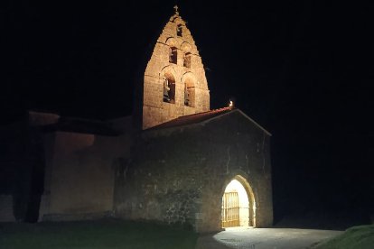 La noche se echa sobre el pueblo y brilla la iglesia de San Román.