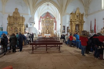 El público se arracima en torno a los belenes en la iglesia de San Román.