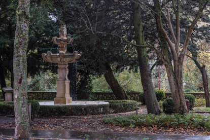 Imágenes del Parque de la Isla en Burgos, un auténtico refugio climático cada verano.