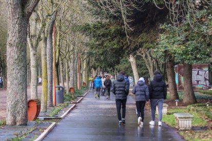 Imágenes del Parque de la Isla en Burgos, un auténtico refugio climático cada verano.