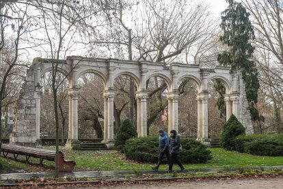 Imágenes del Parque de la Isla en Burgos, un auténtico refugio climático cada verano.