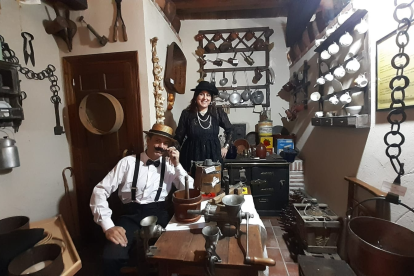 El museo rural palentino que late contra el olvido. En la imagen Crispín de Olot y Alicia García, en el museo.