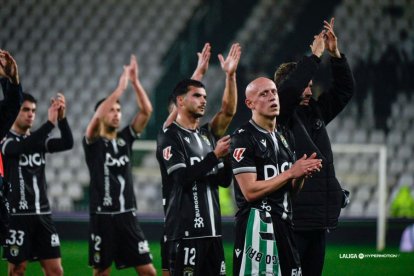 Los jugadores del Burgos CF agradecen con un aplauso el apoyo de los aficionados blanquinegros desplazados a Córdoba.