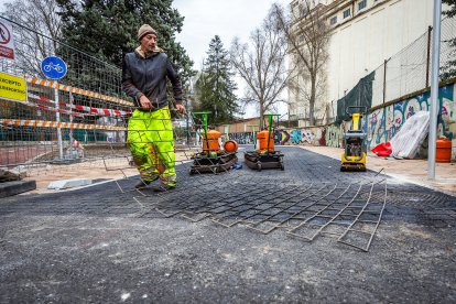 Obras de mejora del pavimento en el pasaje Fernando de Rojas.